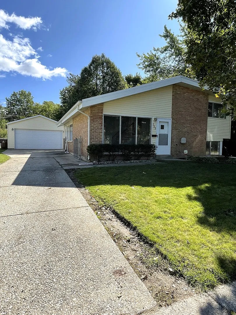111 Willow St photo 1