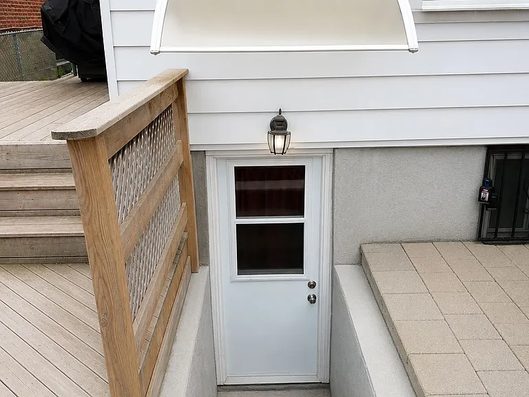 362 Mortimer Ave #LOWER — Photo 2