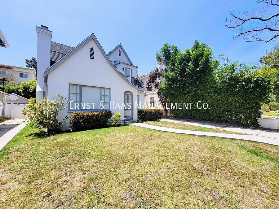 Charming 4-Bedroom, 2-Bath Country English Home in Desirable West LA Area! — Photo 2