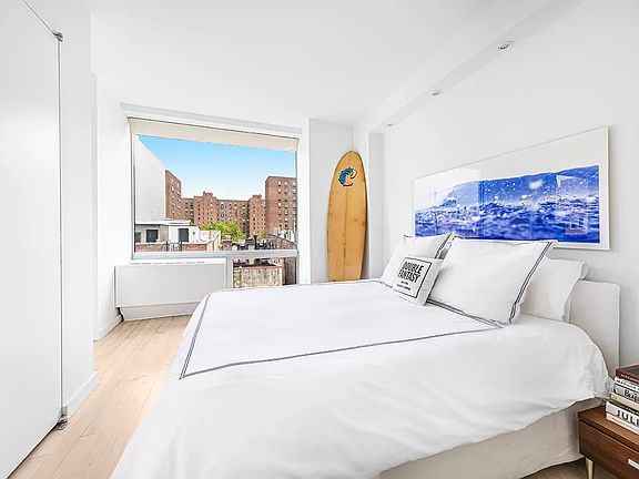 4th image of 425 E 13th St APT 7C