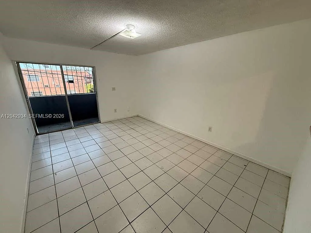 Las Palmas Condo — Photo 4