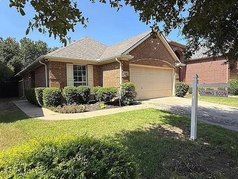 3 bed, 1313 sqft, $2,420 — Photo 1