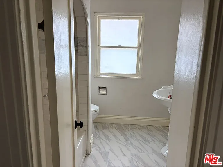 2142 S Victoria Ave — Photo 19