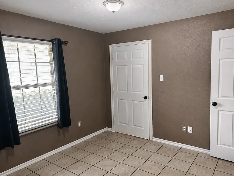 914 N Catherine St — Photo 25