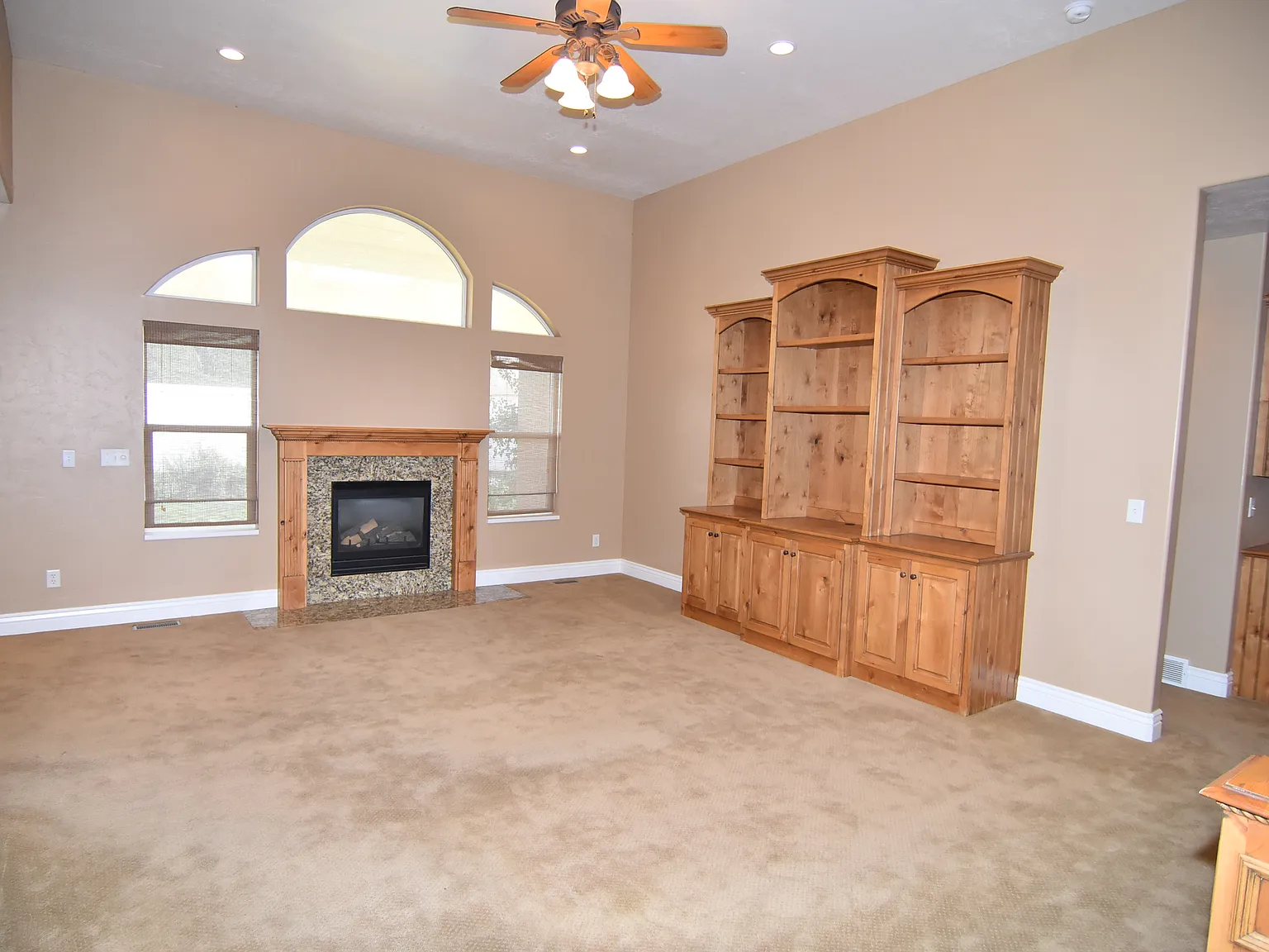 4 bed, 3.5 bath, 3840 sqft, $2,900 — Photo 4
