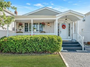 27 W Neptune Ave, Lindenhurst, NY 11757