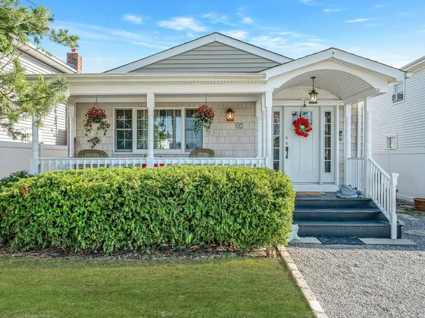 27 W Neptune Avenue, Lindenhurst, NY 11757