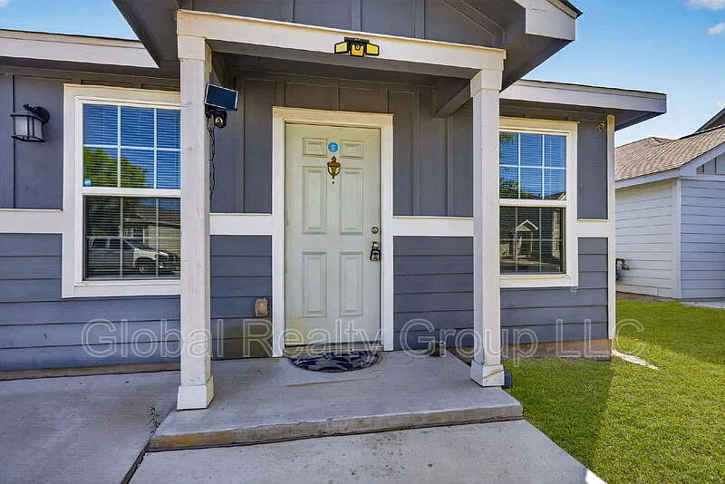 2 bed, 1.0 bath, 741 sqft, $1,300 — Photo 3
