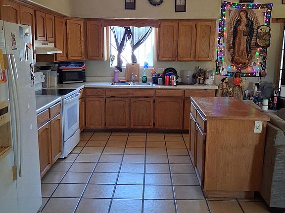 4th image of 2630 W Santa Louisa St