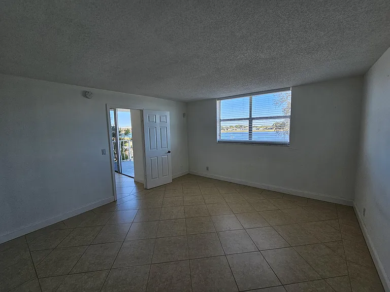 470 Executive Center Dr #2G — Photo 7