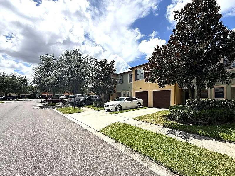 3 bed, 2.5 bath, 1362 sqft, $1,945 — Photo 4
