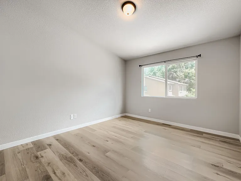 330 Graceland Grv — Photo 10