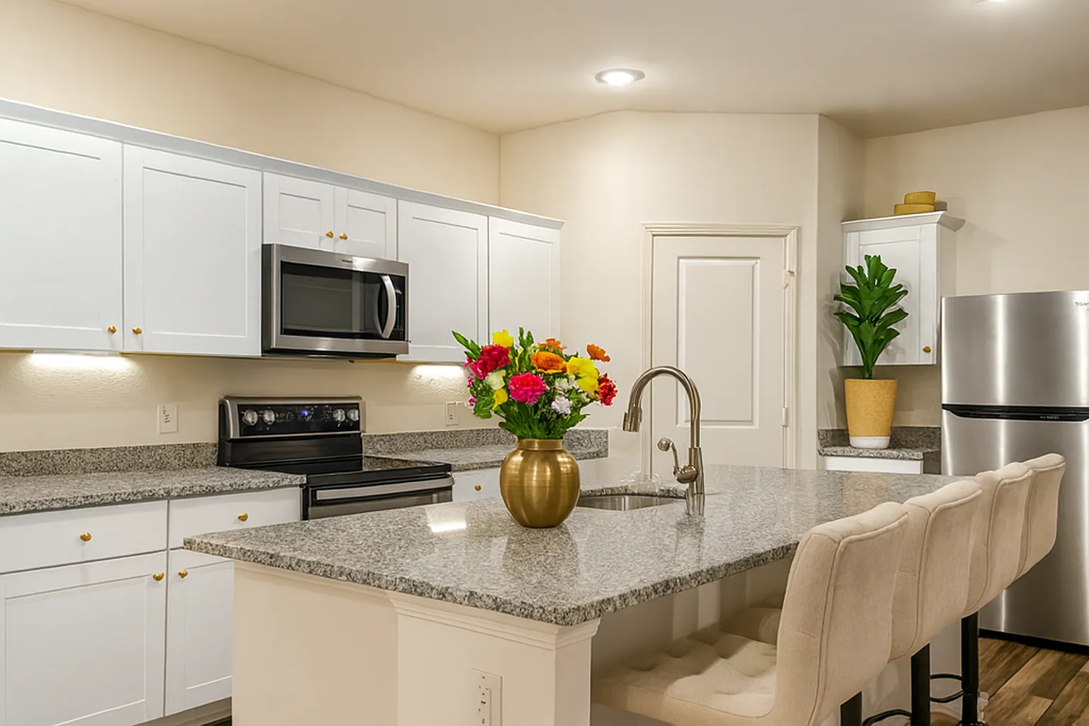 3 bed, $3,900 — Photo 2
