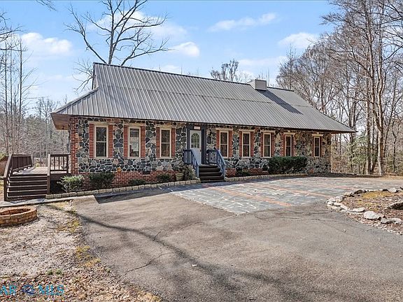 4th image of 9050 Higgins Rd