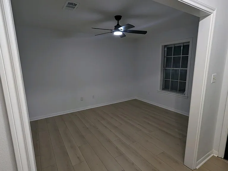 Bonus room that could be used for a study/office/gameroom