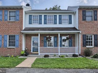 8 Foxfield Ln, Elizabethtown, PA 17022