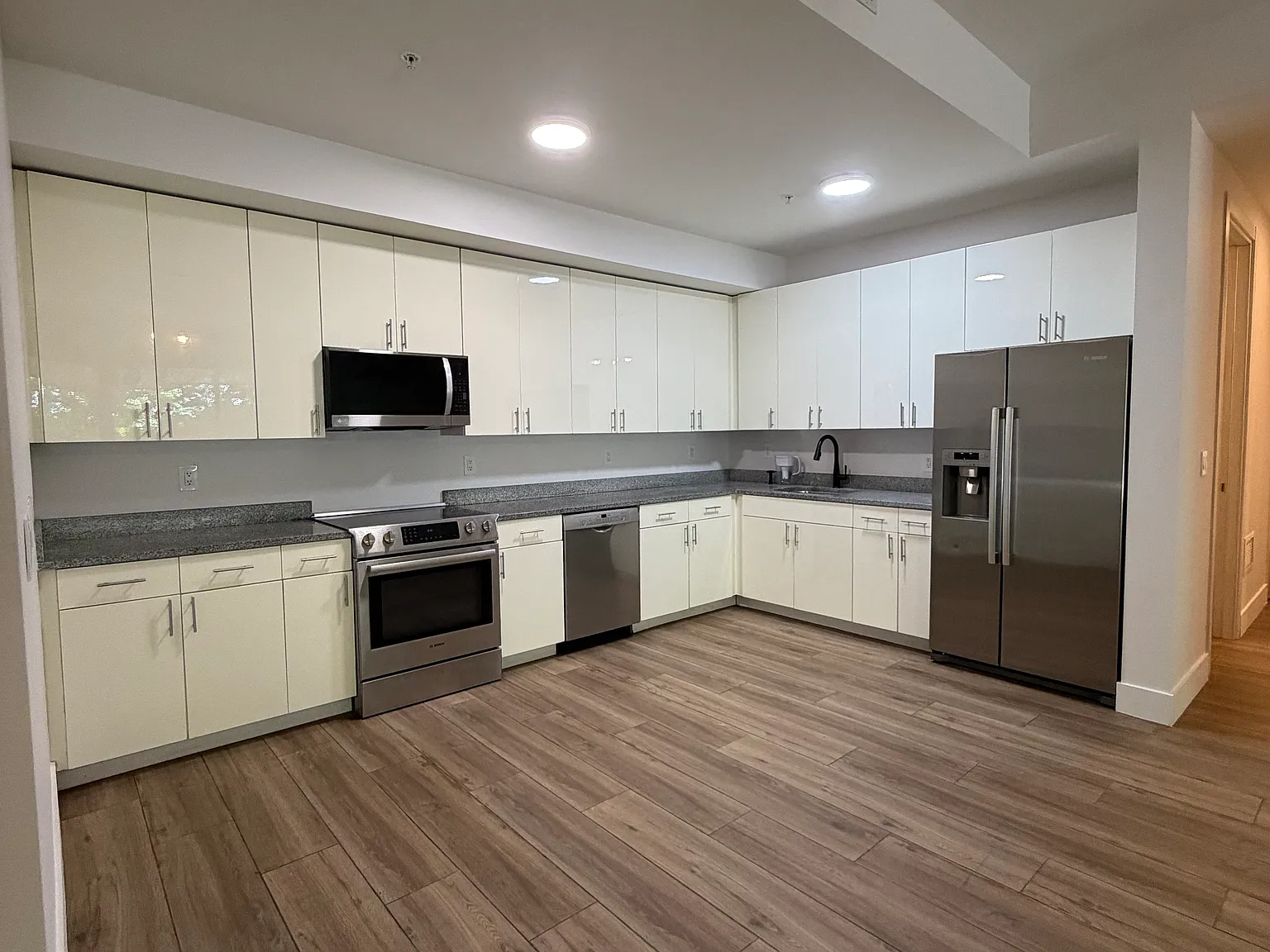 2 bed, 2.5 bath, 1800 sqft, $5,300 — Photo 4