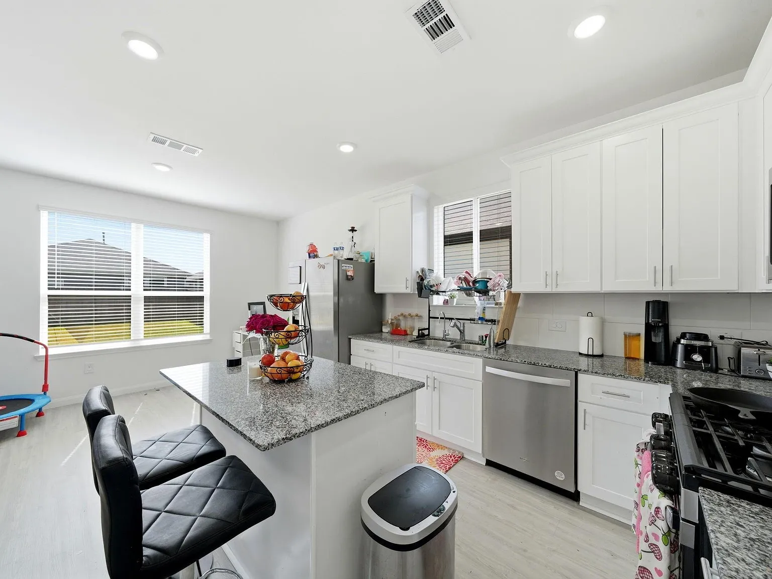 4 bed, 2.5 bath, 1585 sqft, $2,150 — Photo 4