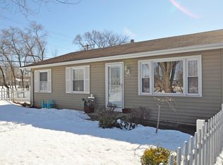 415 Woodbine Ave, Island Lake, IL 60042