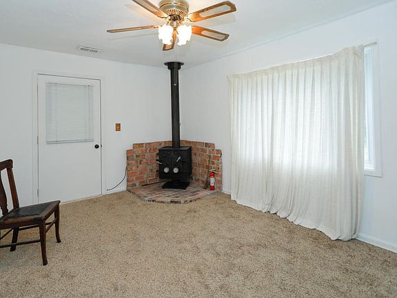 3rd image of 2010 Pleasant Dr