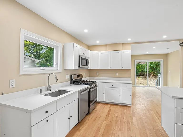 559 Winthrop St — Photo 8
