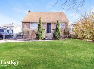 3915 N Park St, Westmont, IL 60559