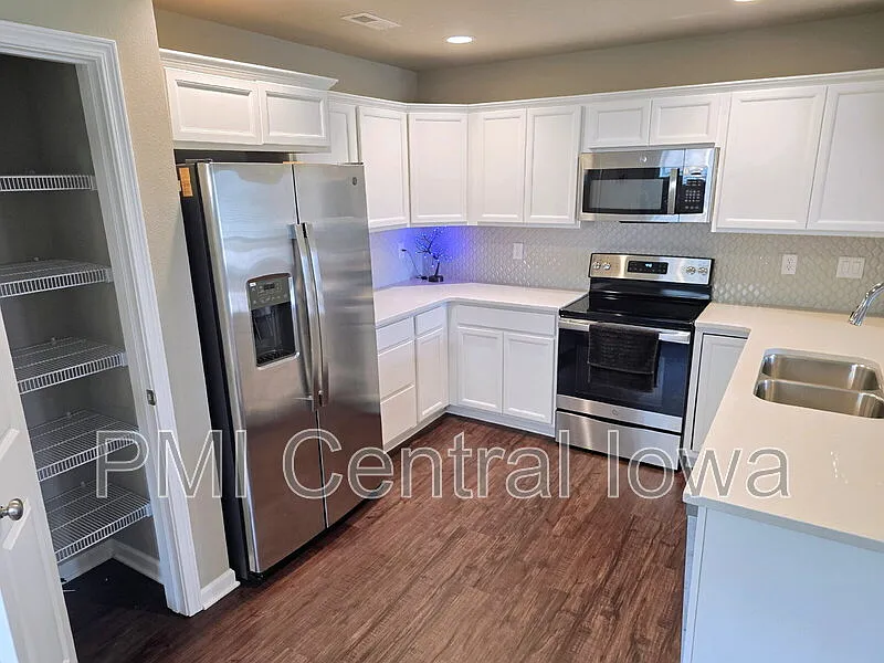 3 bed, 2.5 bath, 1520 sqft, $2,000 — Photo 4