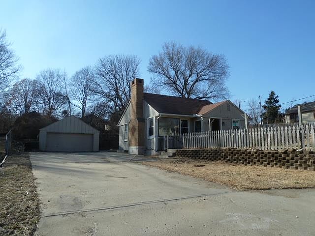 1st image of 2004 S Ferree St