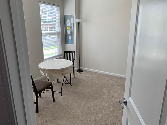 Bottom floor bedroom w/ full bathroom