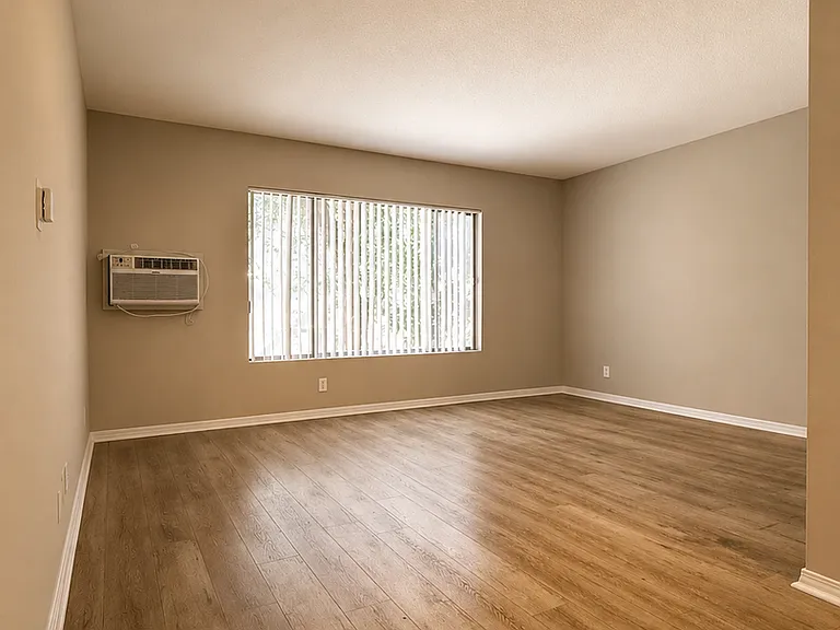 Hollywood Colony — Photo 14