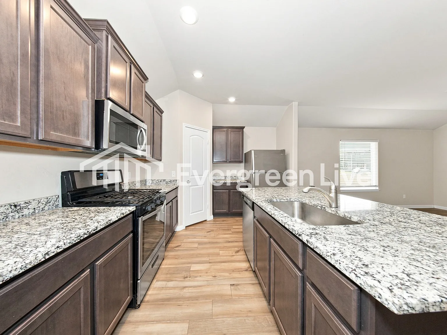 4 bed, 2.0 bath, 1802 sqft, $1,745 — Photo 4