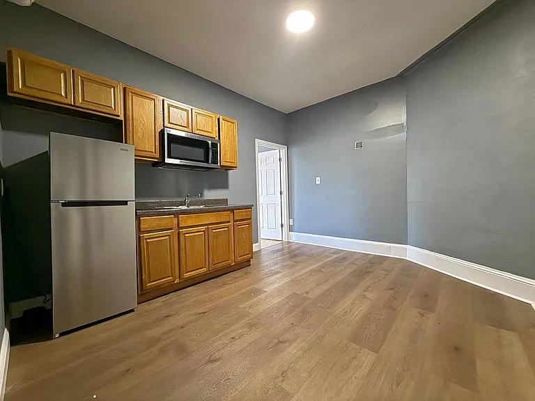 4618 Wayne Ave — Photo 6