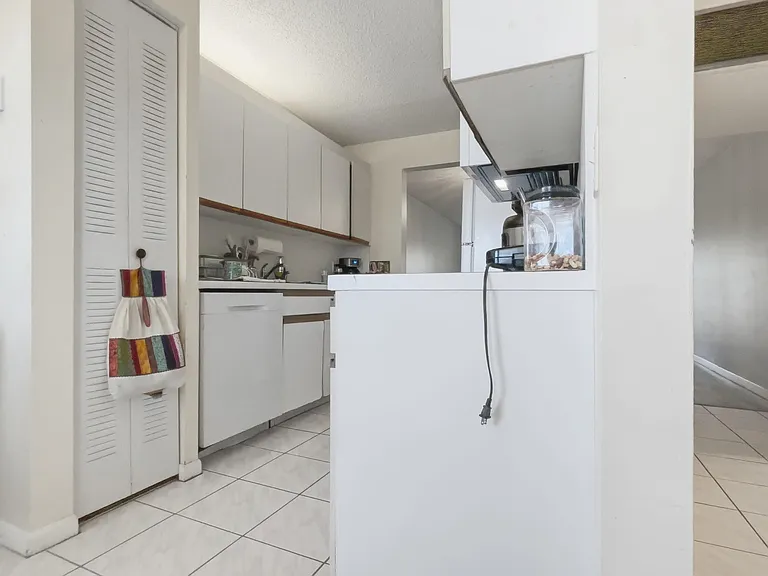 1200 SW 124th Ter #208O — Photo 4