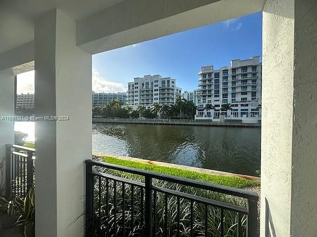 Building Photo - 3175 NE 184th St #3103