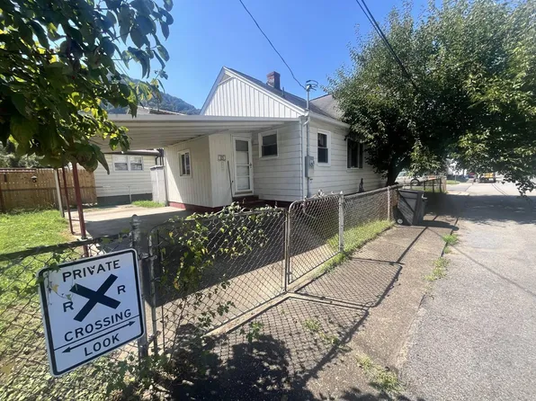 69 B St, Boomer, WV 25031