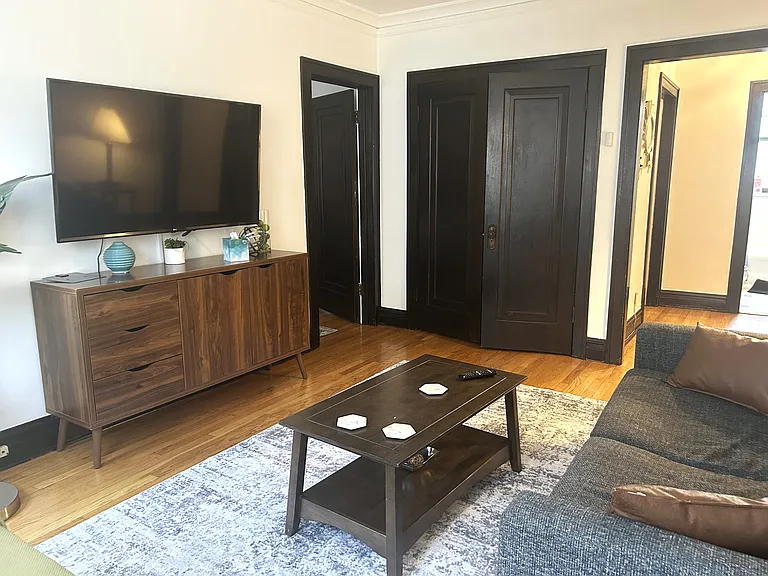 1913 W Larchmont Ave #2A — Photo 2