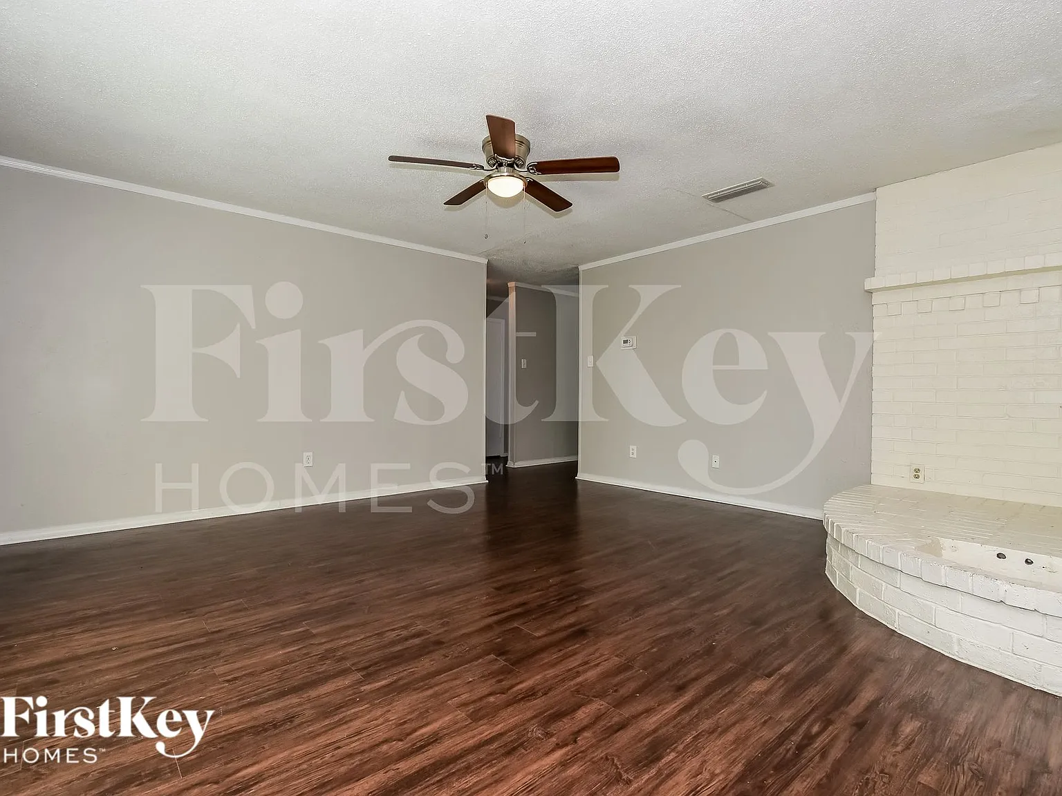 3 bed, 2.0 bath, 1406 sqft, $2,070 — Photo 2