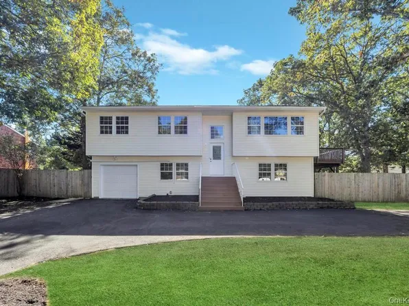 2 Pearl Place, Greenlawn, NY 11740