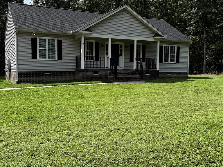 102 Cedar Crest Rd — Photo 1