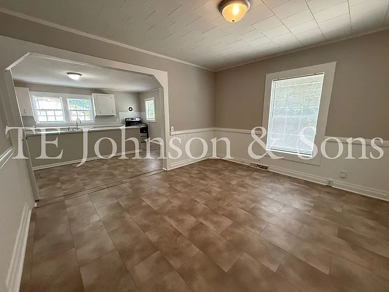 526 Chandler St — Photo 10