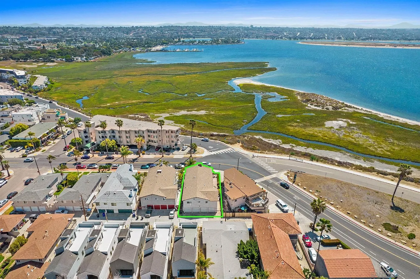 2 bed, 1.5 bath, 910 sqft, $4,995 — Photo 3