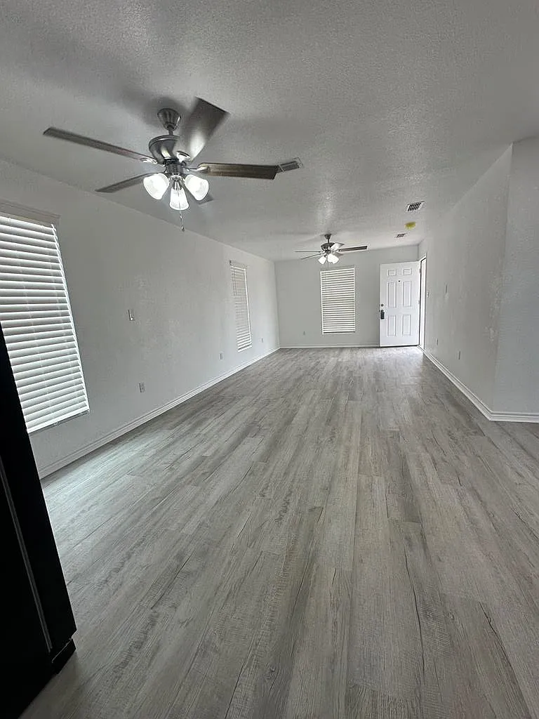 3 bed, 2.0 bath, 1330 sqft, $2,000 — Photo 2