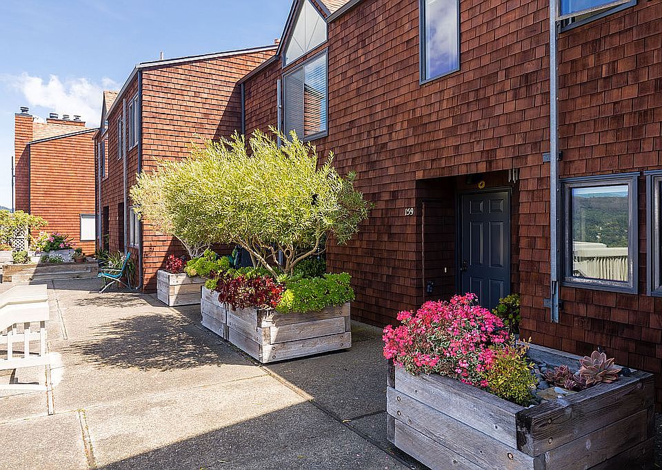 1st image of 159 Headlands Ct