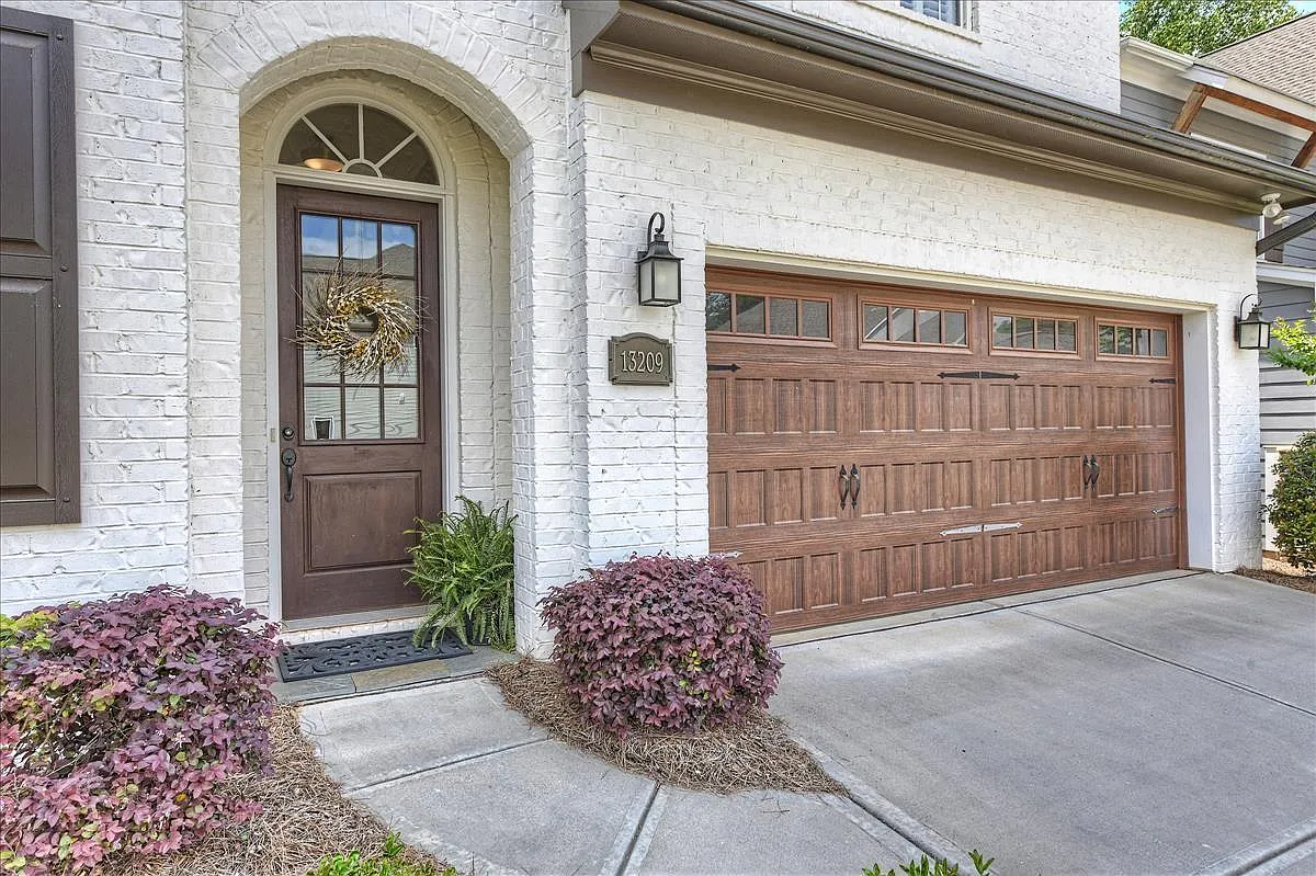 4 bed, 4.5 bath, 3425 sqft, $5,700 — Photo 2