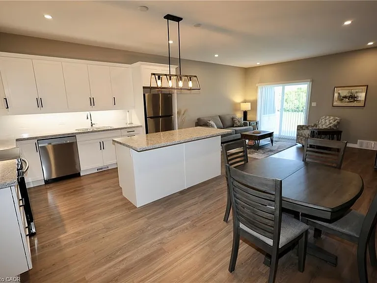 9 Silver Creek Cres — Photo 7