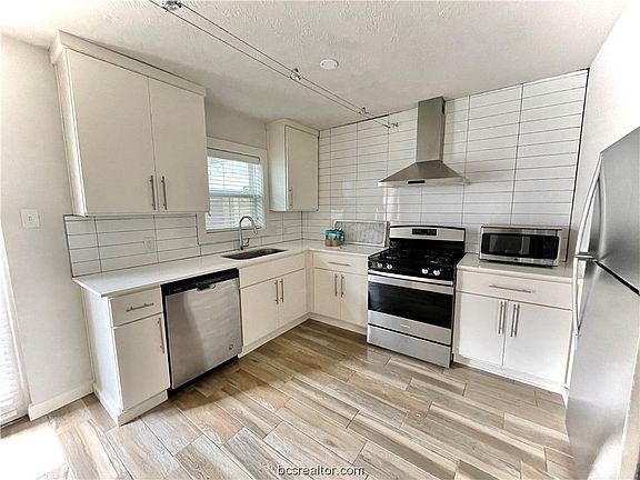 4th image of 500 1st St APT 2