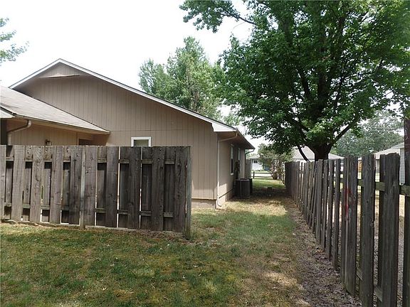 5th image of 105 S Skilern St