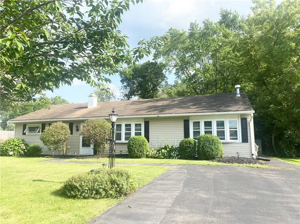 34 Elmhurst Cir, Auburn, NY 13021