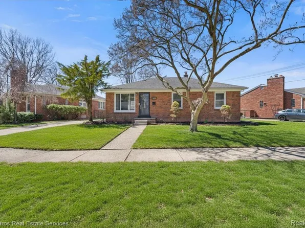 22150 Mauer St, Saint Clair Shores, MI 48080