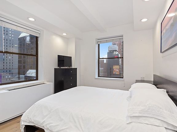 4th image of 150 W 51st St APT 1407
